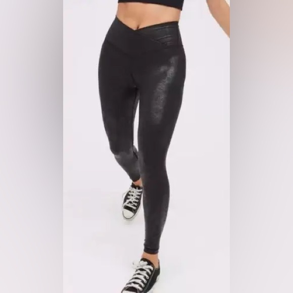 Aerie Offline Crossover Waist Shine Pebbled Faux Leather Leggings | Black | Sz M - Picture 5 of 5